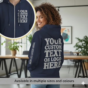 Könnte beinhalten: Marineblauer Kapuzenpullover mit Reißverschluss und dem Text "YOUR CUSTOM TEXT OR LOGO HERE" auf der Rückseite und vorne. Der Ärmel hat den Text "YOUR SEEVE TXT HERE". Erhältlich in verschiedenen Größen und Farben.