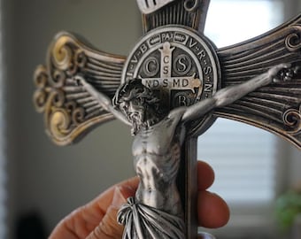 Crucifijo de San Benito de 30 cm (12 pulgadas) para pared, decoración católica de Jesucristo / Cruz pintada a mano en plata y oro / Decoración religiosa cristiana para el hogar