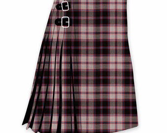 Puede incluir: Un kilt plisado con un patrón de cuadros negros, grises y rojos. El kilt presenta dos correas de cuero con hebillas plateadas. La prenda escocesa tradicional está hecha de tela tejida.