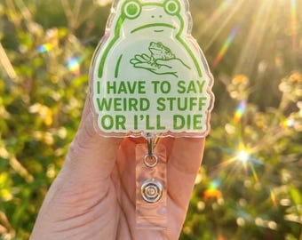 Porta credenciales de rana divertida, con la frase "Di cosas raras o me muero", llavero con humor para introvertidos.