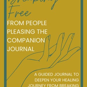Peut inclure: Un journal intitulé "Breaking Free" avec un fond jaune moutarde et une bordure vert d'eau. La couverture présente une illustration de main et le texte "FROM PEOPLE PLEASING THE COMPANION JOURNAL". Le journal est un guide pour approfondir votre guérison.