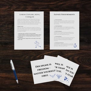 Könnte beinhalten: Eine Ansammlung weißer Karten mit Texten und Illustrationen, darunter Sätze wie „Disziplin ist Freiheit“ und Reisetipps. Ein Stift liegt auf einer dunklen Holzoberfläche, zusammen mit Karten mit Reisehinweisen.