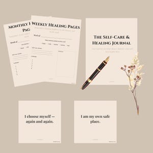 Könnte beinhalten: Ein Selbstpflege- und Heilungsjournal mit Wochen- und Monatsseiten, einem Stift und inspirierenden Karten. Das Journal trägt den Titel "The Self-Care & Healing Journal". Der Stift ist schwarz und gold.