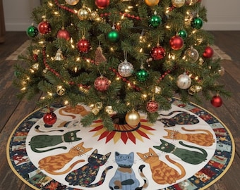 Pode incluir: Uma árvore de Natal decorada com enfeites vermelhos, verdes, dourados e prateados, e uma grinalda vermelha. A árvore está sobre uma saia de árvore redonda com fundo branco e um padrão de gatos em várias cores.