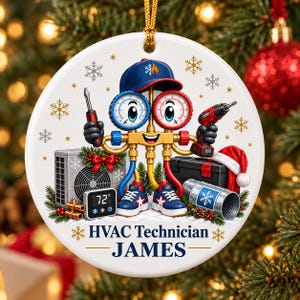 Op de afbeelding: Een rond wit keramisch ornament met een cartoon HVAC-technicus met manometrische ogen, een blauwe pet, een schroevendraaier en een boormachine. Het bevat een airco-unit, een thermostaat die 72 graden aangeeft en de tekst HVAC Technician JAMES.