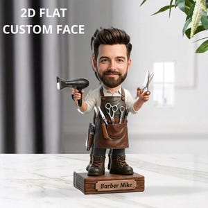 Pode incluir: Um conjunto de três canecas de cerâmica com acabamento fosco e salpicado. As canecas são em tons de creme, cinza claro e cinza escuro. Cada caneca tem um design simples e minimalista.