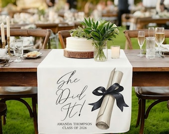 Camino de mesa de graduación personalizado "Ella lo hizo" Nombre personalizado Clase de 2026 Decoración para fiesta de graduación Diploma con diseño de cinta Regalo de graduación