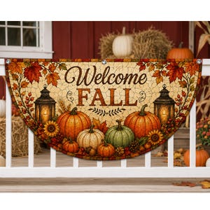 以下が含まれることがあります： Welcome FALLという文字がダークブラウンで書かれた半円形の装飾バナー。オレンジや緑のカボチャ、ヒマワリ、秋の葉、2つの黒いランタンが、ひび割れたクリーム色の背景に描かれています。