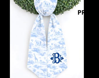 Blå Safari Toile Krans Skärp Monogram Barnkammardekor Elefant Giraff Babyshower Gåva Personlig Rosett Ytterdörrkrans Halsduk