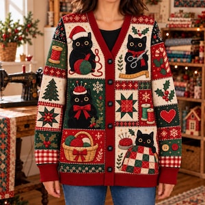 Könnte beinhalten: Eine Strickjacke mit V-Ausschnitt und Knopfleiste im Patchwork-Design mit schwarzen Katzen, Nähzubehör und Weihnachtsmotiven. Das Strickkleidungsstück zeigt Illustrationen von Katzen mit Garn, Scheren und Nadelkissen sowie Herzen und Sternen.