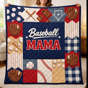 Puede incluir: Una colcha acolchada con temática de béisbol con un centro azul marino con el texto "Baseball MAMA" en blanco y rojo. El diseño incluye pelotas de béisbol, guantes, bates y un diamante de béisbol. La colcha es un mosaico de varios patrones y colores.