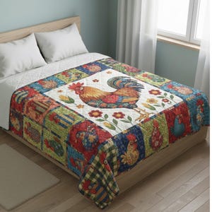 Peut inclure: Une courtepointe colorée avec un grand coq au centre, entouré de carrés de patchwork à motifs floraux et de coqs. La courtepointe, posée sur un lit avec des oreillers blancs, présente une illustration détaillée d'un coq sur un fond blanc.