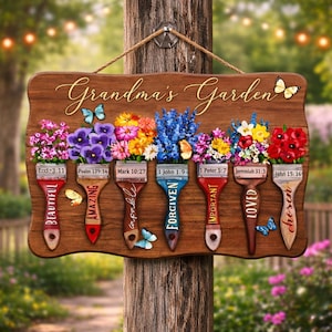 Puede incluir: Letrero de madera con las palabras "Grandma's Garden" y flores coloridas pintadas en pinceles. Cada pincel tiene una palabra como "Hermoso" y un versículo bíblico. Mariposas están dispersas alrededor del letrero.