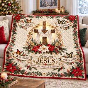 Pode incluir: Uma manta acolchoada com uma cruz de madeira central drapeada em tecido branco, rodeada por poinsétias, ramos de pinheiro e borboletas. O texto diz: In the Waiting, In the Healing, In the Hurling, In the Searching, there was JESUS.