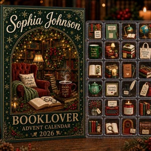 Op de afbeelding: Een 2026 Booklover adventskalender met een donkergroene doos met een bibliotheekscène, een rode fauteuil en een mok met de tekst 'BOOKS ARE MY HAPPY PLACE'. Het bijbehorende dienblad bevat vierentwintig vakjes met miniatuur boekenitems.