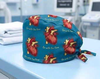 Anatomische hart-scrubmuts met Go With The Flow-citaat, blauwgroen blauwe verpleegkundige chirurgische hoed, medisch professionele hoofddeksels, cardiovasculair cadeau