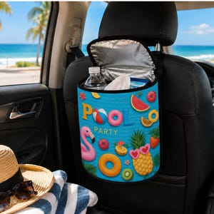 Op de afbeelding: Een blauwe auto-afvalzak die aan een hoofdsteun hangt, met een kleurrijke zwembadfeestprint met een flamingo, ananas, watermeloen en donuts. De tekst POOL PARTY is gedrukt in geel en oranje. De binnenkant is gevoerd met zilverkleurig thermisch materiaal.