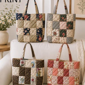 Könnte beinhalten: Vier gesteppte Tragetaschen mit Patchwork-Designs aus Blumenmustern, Spitzenstrukturen und karierten Stoffen. Jede Tasche hat zwei Tragegriffe und eine quadratische Form. Das Wort PRINT ist in der oberen linken Ecke des Bildes zu sehen.