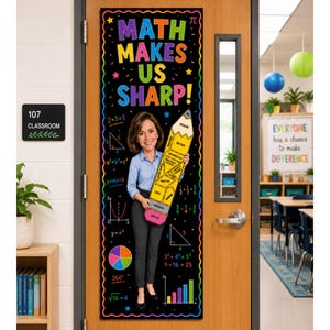 Op de afbeelding: Een verticale klasdeurbanner met een zwarte achtergrond en de tekst "MATH MAKES US SHARP!" in kleurrijke letters. Het ontwerp bevat een grote gele potloodafbeelding, diverse wiskundige formules en een kleurrijk cirkeldiagram.