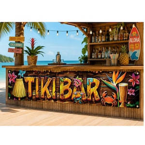 Puede incluir: Una pancarta rectangular de Tiki Bar con grandes letras amarillas estilizadas sobre un fondo de madera oscura. El diseño incluye una falda hula, un cangrejo, una flor ave del paraíso y una taza tiki, rodeados de coloridas flores de hibisco.