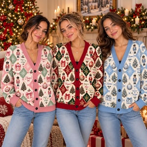 Peut inclure: Trois cardigans boutonnés en rose, rouge et bleu, chacun arborant un motif en losanges avec des sapins de Noël, des casse-noisettes, des cadeaux et des boules. Les pulls incluent des espaces de texte nommés Name, Merry and Bright et Believe in Magic.