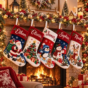 Op de afbeelding: Vijf gepersonaliseerde kerstsokken hangen op een rij, elk met een rode boord en een naam geborduurd in wit schrift: Ethan, Olivia, James, Sophia en Noah. De sokken tonen feestelijke scènes met de Kerstman, een boom, een pinguïn, een sneeuwpop en een rendier.