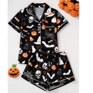 Pijamas de Halloween personalizados: Ropa de estar por casa personalizada de satén con estampado de fantasmas, calabazas y calaveras.