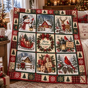 Könnte beinhalten: Eine gesteppte Tagesdecke mit einem Raster aus neun weihnachtlichen Motiven, darunter ein Schneemann, eine Hütte, ein Hirsch, ein Schlitten, ein Kranz mit Merry Christmas, eine Laterne mit Let it snow und Geschenke mit Good Tidings.