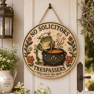 Funny Frog Door Sign With Chef Hat, Soup Pot, Flowers, Leaves, No Solicitors Message, Personalized Family Name Porch Decor 2026