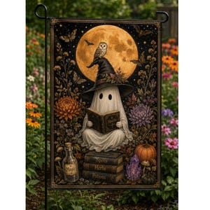 Peut inclure: Un drapeau de jardin rectangulaire représentant un fantôme portant un chapeau de sorcière et lisant un livre intitulé Spells. Le décor inclut une pleine lune, un hibou, des papillons, des fleurs, une citrouille, un cristal et des livres étiquetés Spells, Herbs, Potions.