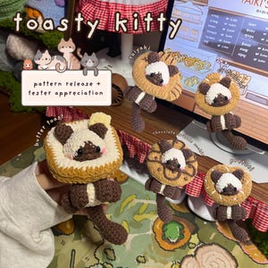 Op de afbeelding: Vijf gehaakte Siamees-katfiguren, elk met een kraag in de vorm van eten, waaronder boterham, taiyaki, croissant, chocoladekoekje en krakeling. De tekst toasty kitty en pattern release + tester appreciation is zichtbaar.