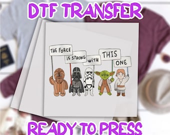 Transferencia térmica DTF de Star Wars para bebés y niños. Un adorable bebé Jedi listo para imprimir. La fuerza es poderosa en este. Camiseta espacial para niños pequeños.