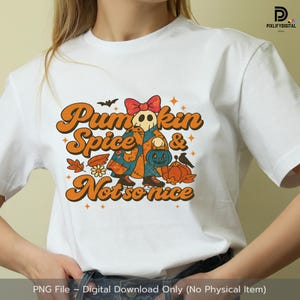 Op de afbeelding: Wit T-shirt met een retro graphic. Het ontwerp toont de tekst "Pumpkin Spice & Not so nice", een pompoenhoofd figuur, een vleermuis, een strik en pompoenen in oranje, blauw en bruin. Digitale download.
