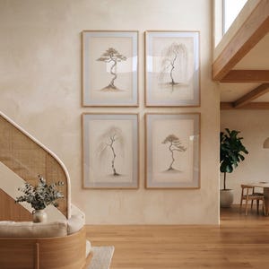 Puede incluir: Un conjunto de cuatro cuadros de pared con ilustraciones detalladas de árboles al estilo carboncillo. Cada lámina está enmarcada en madera clara con un paspartú blanco, mostrando bocetos individuales de árboles sobre un fondo de tono neutro.