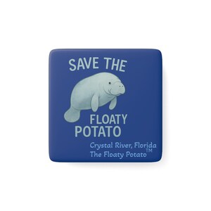 Puede incluir: Un botón cuadrado azul con el texto "SAVE THE" sobre una ilustración gris claro de un manatí. Debajo del manatí, el texto dice "FLOATY POTATO". La parte inferior del botón tiene el texto "Crystal River, Florida The Floaty Potato".