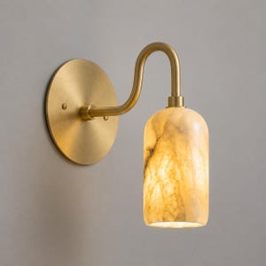 Applique da parete in alabastro realizzata a mano, lampada a collo d'oca in ottone e pietra naturale, lampada da bagno di lusso per camera da letto, lampada da parete in stile boho di metà secolo con braccio curvo, ideale come regalo.