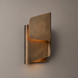 Puede incluir: Un aplique de pared con un diseño de placas metálicas curvas y superpuestas con un acabado en bronce oscuro. La lámpara emite un brillo cálido y suave desde la fuente de luz oculta situada entre los dos paneles metálicos esculturales superpuestos.