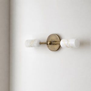 Applique da parete doppia in alabastro realizzata a mano, lampada a due luci dimmerabile in ottone massiccio, lampada da bagno di lusso in pietra naturale per camera da letto, idea regalo per l'arredamento della casa.