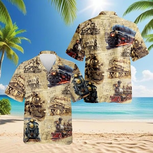 Op de afbeelding: Korte mouwen overhemd met een vintage treinpatroon. De achtergrond van het overhemd is beige met een krantenprint, en de treinillustraties zijn in bruin, zwart en rood. Het overhemd wordt op een strand getoond.