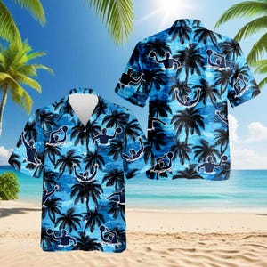Puede incluir: Una camisa de manga corta con un diseño tropical. La camisa presenta un fondo azul con palmeras negras y siluetas blancas de jugadores de waterpolo. La camisa se muestra con una camisa a juego, ambas sobre un fondo de playa.