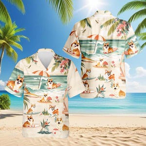 Puede incluir: Camisa de manga corta con un diseño de playa. Presenta corgis de dibujos animados surfeando y relajándose en una playa con palmeras y detalles florales. Los corgis llevan gafas de sol. El fondo es de color crema.