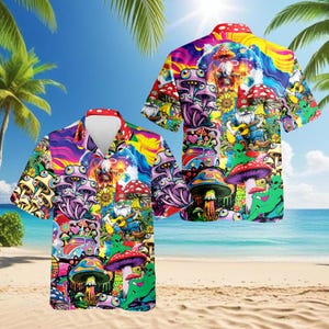 Könnte beinhalten: Zwei kurzärmelige Button-Down-Hemden mit einem lebendigen, psychedelischen Pilzdesign. Die Hemden zeigen eine farbenfrohe Anordnung von Pilzen, Zwergen und anderen skurrilen Elementen vor dem Hintergrund einer Strandszene mit Palmen und blauem Himmel.