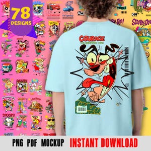 Puede incluir: Camiseta azul claro con una ilustración de dibujos animados de Coraje, el perro cobarde, y el texto "COURAGE the Cowardly Dog". La camiseta también tiene un diseño de código de barras y las palabras "PNG PDF MOCKUP INSTANT DOWNLOAD".