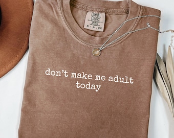 Camiseta Comfort Colors® "Não me faça adulta hoje" - Camiseta engraçada e sarcástica - Presente para ela - Camiseta para introvertida - Camiseta para dias de preguiça - Camiseta com a qual você se identifica