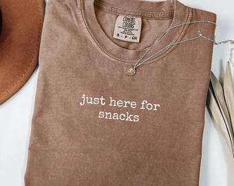 Comfort Colors® Bara här för snacks-tröja Rolig matälskare-tröja Gåva till snackälskare Snack Time-tröja Matälskare Avslappnad mat-tröja