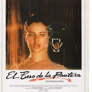 Può includere: Poster del film "Cat People" con Nastassia Kinski. Il volto di una donna è al centro, con la testa di una pantera nera che emerge a destra. Il titolo "El Beso de la Pantera" è in basso, con il cast e i crediti.