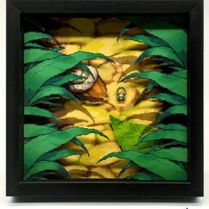Pode incluir: Diorama de arte pixelizada emoldurado com uma cena de videogame. A obra de arte retrata um personagem de túnica verde em um cenário de selva com grandes folhas verdes e um fundo amarelo e marrom. A moldura é preta e a obra é assinada por Pixel Maker.