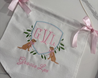Pancarta bordada personalizada para anunciar el nacimiento de un bebé: recuerdo con monograma