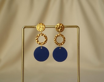 Niebieskie geometryczne kolczyki wykonane z poddanej recyklingowi skóry