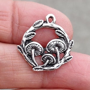 6 petits pendentifs ronds en forme de champignon argentés - C3865